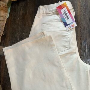 YMI beautiful stretch white crop jeans.